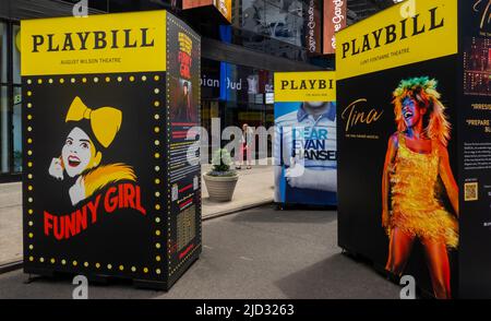 Le géant Playbill signe des pièces de théâtre sur Broadway à Manhattan, New York Banque D'Images