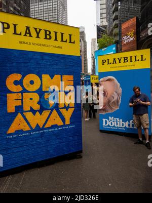 Le géant Playbill signe des pièces de théâtre sur Broadway à Manhattan, New York Banque D'Images