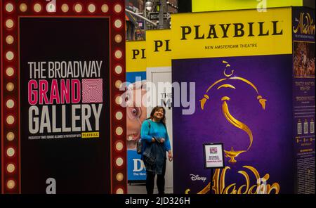 Le géant Playbill signe des pièces de théâtre sur Broadway à Manhattan, New York Banque D'Images