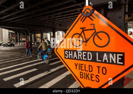 Vélo et passage piéton dans la rue de Manhattan NYC Banque D'Images