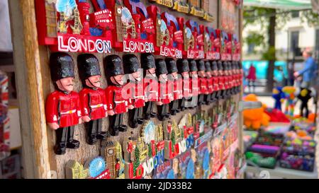 Souvenirs de Londres - vente de rue - LONDRES, Royaume-Uni - 9 JUIN 2022 Banque D'Images