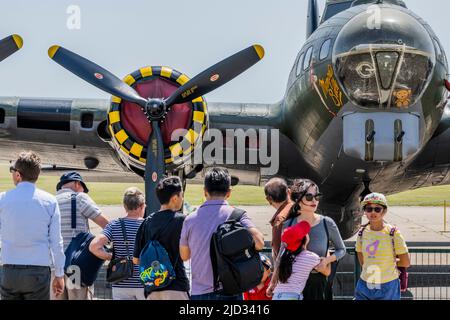 Londres, Royaume-Uni. 17th juin 2022. Les visiteurs admirent la forteresse de vol B-17, Sally B - le spectacle aérien d'été de Duxford au Musée impérial de la guerre (IWM) Duxford. Crédit : Guy Bell/Alay Live News Banque D'Images