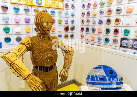 Star Wars personnages C-3PO et R2-D2 fabriqués avec Lego dans le magasin Lego à Copenhague, Danemark Banque D'Images