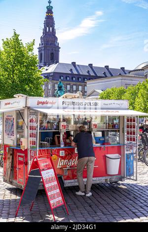 Petersens POLSER hot dog stand à Højbro Plads (place du haut pont) une place publique à Copenhague, Danemark - surplombée par la flèche de Christiansborg Banque D'Images