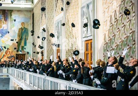 Oslo 20220617.le ministre norvégien de la Justice et de la sécurité publique, Emilie Enger Mehl (Parti du Centre), accueille les policiers nouvellement formés lors d'une cérémonie à l'hôtel de ville d'Oslo. Les étudiants jettent leurs chapeaux de police dans les airs après avoir reçu leurs diplômes. Photo: OLE Berg-Rusten / NTB Banque D'Images