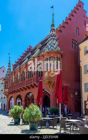 Le Merchant Hall historique de la place Minster dans la ville de Fribourg-en-Brisgau. Bade-Wurtemberg, Allemagne, Europe Banque D'Images