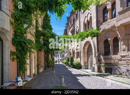 Allée romantique à l'ordinariat archiepcopal dans la vieille ville de Fribourg im Breisgau. Baden Wuerttemberg, Allemagne, Europe Banque D'Images