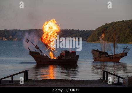 16 juin 2022, Mecklembourg-Poméranie occidentale, Ralswiek : après une explosion sur un cog médiéval, un nuage de champignons de feu s'élève lors d'une répétition du Festival Störtebeker en face du Naturbühne Ralswiek sur Rügen. Pendant longtemps, il était calme en face du panorama de la mer Baltique de la scène naturelle Ralswiek sur Rügen. Le Störtebeker Festival revient maintenant. Il s'agit d'amour, mais les machinations sombres jettent également leur ombre. La pièce "dans le visage du Loup" avec les pirates légendaires Klaus Störtebeker et Goedeke Michels a sa première sur l'île de Rügen sur 18. 06,2022. Photo: Stefan Sauer Banque D'Images