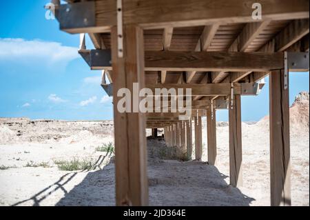 Sous une passerelle surélevée à Door Trail, dans le parc national des Badlands, dans le Dakota du Sud. Banque D'Images