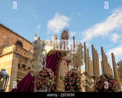 Le trône de la Vierge Marie est porté dans les rues de Úbeda pendant la semaine Sainte. Banque D'Images