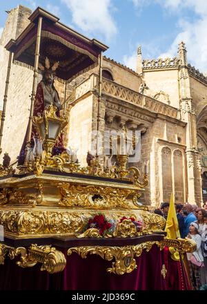 Le trône de Jésus-Christ défilant dans les rues de Úbeda pendant la semaine Sainte. Banque D'Images