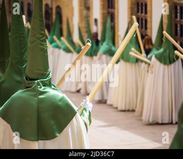 Cofrades dans leurs costumes traditionnels avec capirote, défilant dans les rues de Úbeda pendant la semaine sainte Banque D'Images