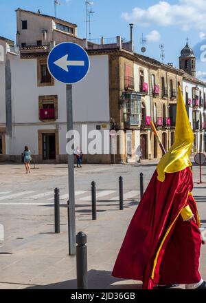 Nazaréens et pénitents marchant dans les rues d'Ubeda pendant la célébration de la semaine sainte traditionnelle. Banque D'Images