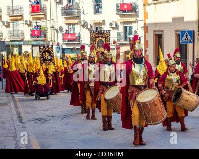 Le groupe de tambours et de trompettes défilant dans les rues d'Ubeda lors de la célébration du traditionnel Santa Semana (semaine Sainte). Banque D'Images