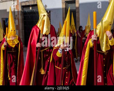 Cofrades dans leurs costumes traditionnels avec capirote, défilant dans les rues de Úbeda pendant la semaine sainte Banque D'Images