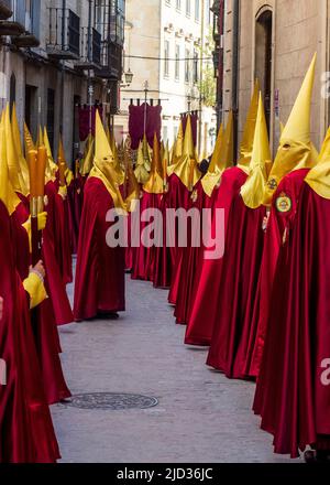 Cofrades dans leurs costumes traditionnels avec capirote, défilant dans les rues de Úbeda pendant la semaine sainte Banque D'Images