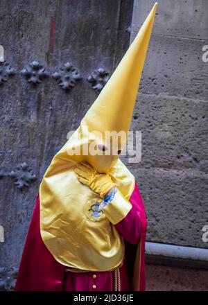 Cofrades dans leurs costumes traditionnels avec capirote, défilant dans les rues de Úbeda pendant la semaine sainte Banque D'Images