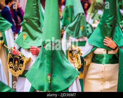 Cofrades dans leurs costumes traditionnels avec capirote, défilant dans les rues de Úbeda pendant la semaine sainte. Banque D'Images