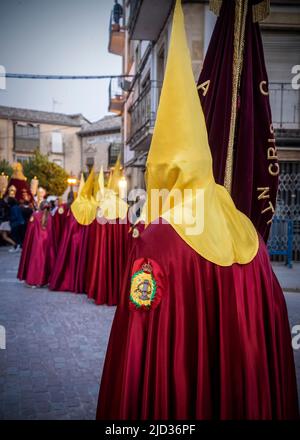 Cofrades dans leurs costumes traditionnels avec capirote, défilant dans les rues de Úbeda pendant la semaine sainte Banque D'Images