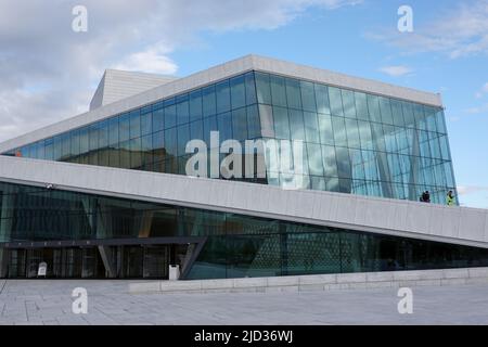 Oslo, Norvège. 08th juin 2022. L'opéra dans le quartier de Bjørvika, lieu de l'Opéra national norvégien. Le toit est accessible. Credit: Kathrin Deckart/dpa/Alay Live News Banque D'Images