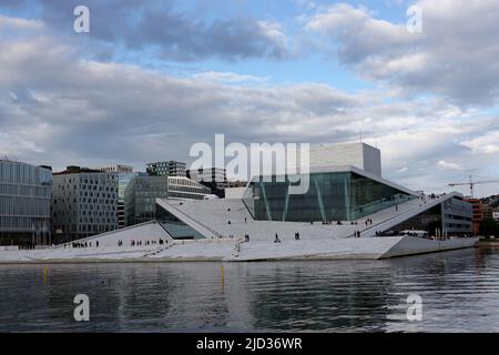 Oslo, Norvège. 08th juin 2022. L'opéra dans la ville portuaire de Bjørvika, lieu de l'Opéra national norvégien. Le toit est accessible. En arrière-plan sur la gauche se trouvent les bâtiments de la série haute élévation 'Barcode'. Credit: Kathrin Deckart/dpa/Alay Live News Banque D'Images