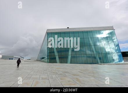 Oslo, Norvège. 08th juin 2022. L'opéra dans le quartier de Bjørvika, lieu de l'Opéra national norvégien. Le toit est accessible. Credit: Kathrin Deckart/dpa/Alay Live News Banque D'Images