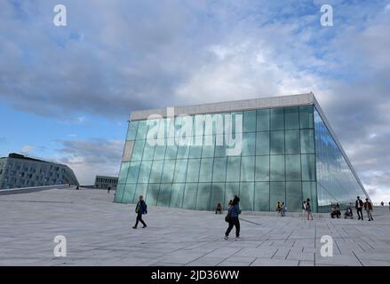 Oslo, Norvège. 08th juin 2022. L'opéra dans le quartier de Bjørvika, lieu de l'Opéra national norvégien. Le toit est accessible. Credit: Kathrin Deckart/dpa/Alay Live News Banque D'Images