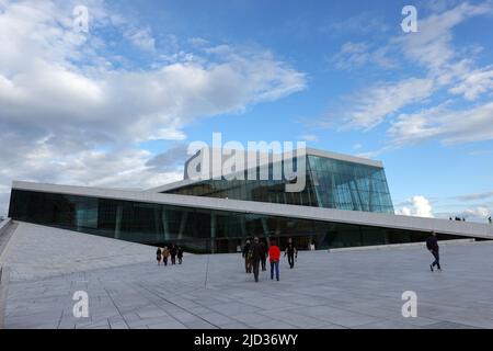 Oslo, Norvège. 08th juin 2022. L'opéra dans le quartier de Bjørvika, lieu de l'Opéra national norvégien. Le toit est accessible. Credit: Kathrin Deckart/dpa/Alay Live News Banque D'Images