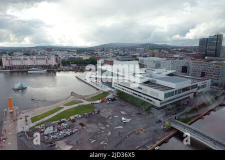 Oslo, Norvège. 08th juin 2022. Vue sur l'opéra de la ville portuaire de Bjørvika, lieu de l'Opéra national norvégien. Le toit est accessible. Credit: Kathrin Deckart/dpa/Alay Live News Banque D'Images