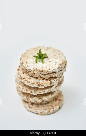 Pile de gâteaux de riz sur fond blanc Banque D'Images