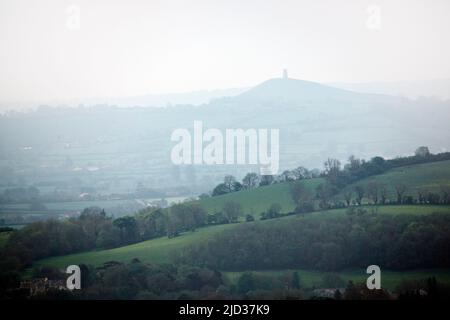Glastonbury tor au loin Banque D'Images