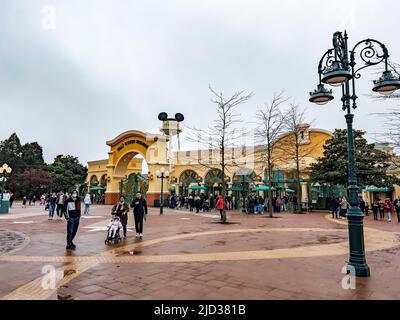 Paris, France - 04/05/2022: Tour d'eau et arcade d'entrée de Walt Disney Studios à Disneyland Paris. Temps nuageux. Les gens qui marchent jusqu'à la porte. Banque D'Images