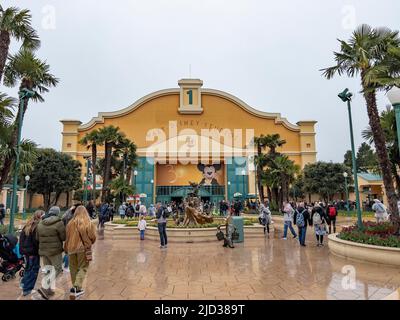 Paris, France - 04/05/2022: Tour d'eau et arcade d'entrée de Walt Disney Studios à Disneyland Paris. Temps nuageux. Les gens qui marchent jusqu'à la porte. Banque D'Images