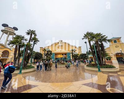 Paris, France - 04/05/2022: Tour d'eau et arcade d'entrée de Walt Disney Studios à Disneyland Paris. Temps nuageux. Les gens qui marchent jusqu'à la porte. Banque D'Images