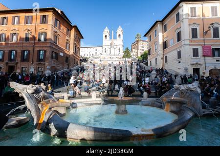 Personnes assises sur les marches espagnoles à Rome, Italie Banque D'Images