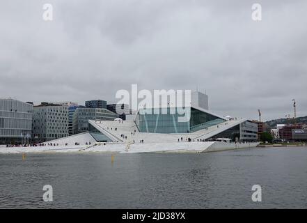 Oslo, Norvège. 08th juin 2022. L'opéra dans la ville portuaire de Bjørvika, lieu de l'Opéra national norvégien. On peut marcher sur le toit. Derrière l'opéra se trouvent les bâtiments de la série de gratte-ciel « Barcode ». Credit: Kathrin Deckart/dpa/Alay Live News Banque D'Images