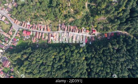 Drone aérien vue de dessus de la ville de Transylvanie et des forêts, collines et montagnes, Roumanie Banque D'Images