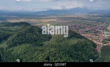 Drone aérien vue de dessus de la ville de Transylvanie et des forêts, collines et montagnes, Roumanie Banque D'Images