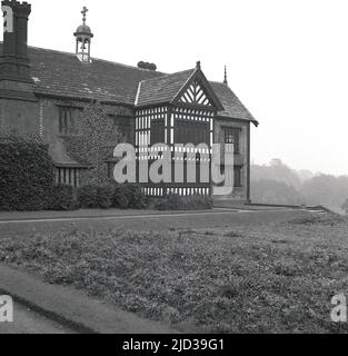 1940s, historique, à l'arrière de Bramall Hall, Stockport, Angleterre, Royaume-Uni. Un manoir Tudor à pans de bois qui date du 14th siècle, avec plus tard des ajouts, la maison et le parc environnant ont été acquis par les autorités locales en 1935 et sont devenus un musée. La famille Davenport, qu'on croit construire la maison, a tenu le manoir pendant plus de 500 ans. Banque D'Images