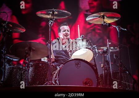 ITALIE, MILAN, JUIN 15th 2022 : Tre Cool, batteur du groupe de rock punk américain, PRÉFORMES DE LA JOURNÉE VERTE en direct sur scène à Ippodromo SNAI la Maura pendant le « I-Days Festival 2022 » Banque D'Images