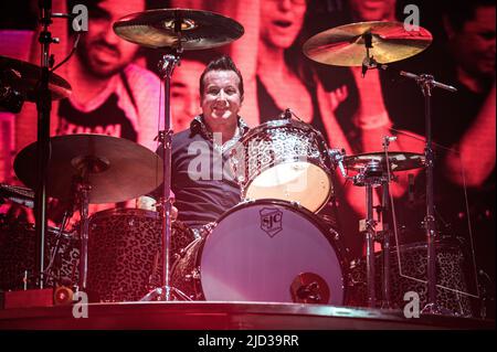 ITALIE, MILAN, JUIN 15th 2022 : Tre Cool, batteur du groupe de rock punk américain, PRÉFORMES DE LA JOURNÉE VERTE en direct sur scène à Ippodromo SNAI la Maura pendant le « I-Days Festival 2022 » Banque D'Images