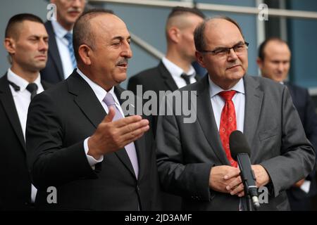 Sarajevo, Bosnie-Herzégovine. Le Haut Représentant en Bosnie-Herzégovine, Christian Schmidt, et le Ministre des affaires étrangères de la République de Turquie, Mevlut Cavasoglu, ont pris la parole devant les médias après la réunion sur le 17 juin 2022 à Sarajevo, en Bosnie-Herzégovine. Le Ministre des affaires étrangères de la République de Turquie, Mevlut Cavusoglu, s'est entretenu aujourd'hui à Sarajevo, en Bosnie-Herzégovine. Le Haut Représentant de la Communauté internationale en Bosnie-Herzégovine, Christian Schmidt. Photo: Armin Durgut/PIXSELL Credit: Pixsell photo & video Agency/Alay Live News Banque D'Images