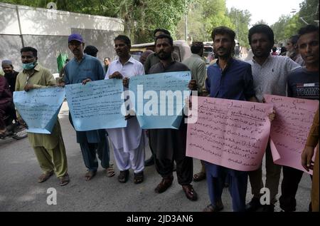 Hyderabad, Pakistan. 17th juin 2022. Les candidats ayant réussi le test IBA tiennent une manifestation pour des lettres de rendez-vous, vendredi, au club de presse d'Hyderabad, à 17 juin 2022. Credit: Asianet-Pakistan/Alamy Live News Banque D'Images