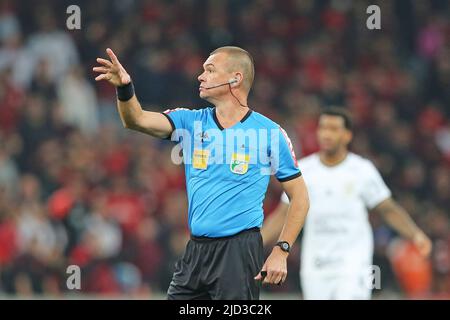 b'-XMP:Description=: Arbitre Leandro Pedro Vuaden, pendant le match entre Athlético et Corinthiens, pour le 12th tour de Campeonato Brasileiro Serie A 2022 à Arena da Baixada, ce mercredi 15th. (Heuler Andrey)' Credit: SPP Sport Press photo. /Alamy Live News Banque D'Images