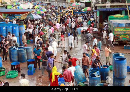 CHITTAGONG, BANGLADESH - JUIN 13 : les acheteurs et les vendeurs sont vus sur le marché de gros du poisson à Fishery Ghat à Chittagong, Bangladesh, un matin Banque D'Images