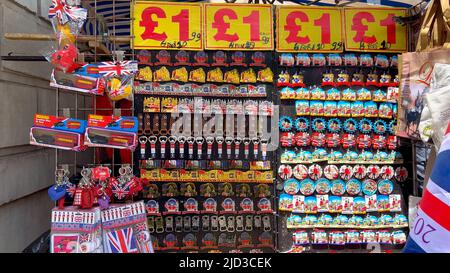 Souvenirs de la vente de rue de Londres - LONDRES, Royaume-Uni - 9 JUIN 2022 Banque D'Images