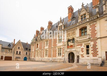 Le Château royal de Blois. Cette aile, en briques rouges et en pierre grise, forme l'entrée principale d'un château à partir de là, et comprend une statue du Banque D'Images