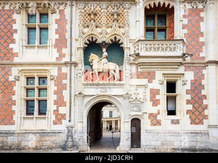 Le Château royal de Blois. Statue du roi Louis XII monté au-dessus de l'entrée. L'intérieur de l'aile Louis XII, avec la chapelle à droite Banque D'Images