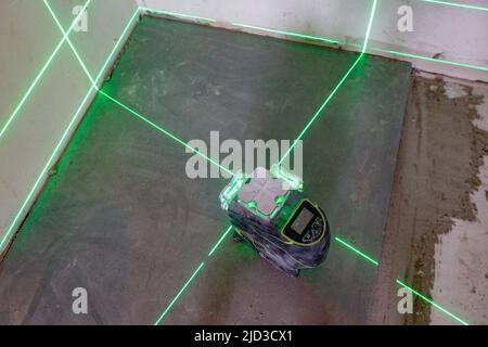 le niveau laser marque les lignes à marquer sur le chantier, Banque D'Images