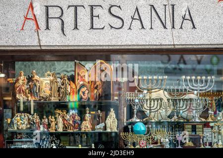 Souvenirs religieux à vendre à Tolède, Espagne Banque D'Images